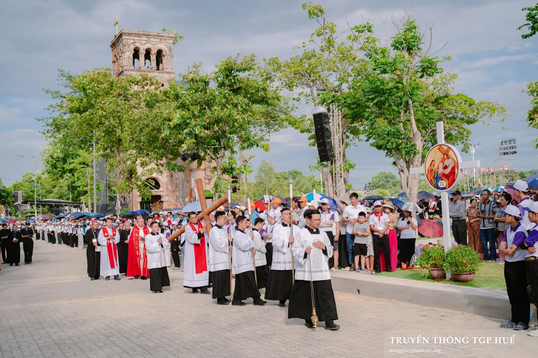 Đại hội La Vang 32: Cộng đoàn hành hương sốt sắng ngắm Đường Thánh Giá